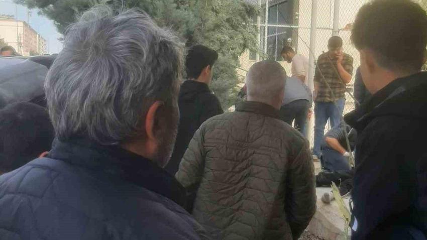Diyarbakır’da öğrencilere çarptı, yardıma gelenlere bıçak çekti!
