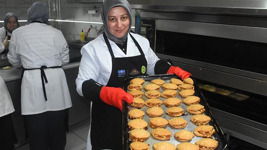 Afyonkarahisarlı kadın girişimci emeğinin karşılığını ikinci dükkanı açarak aldı! Evde üretmeye başladı şimdi 15 çalışanı var