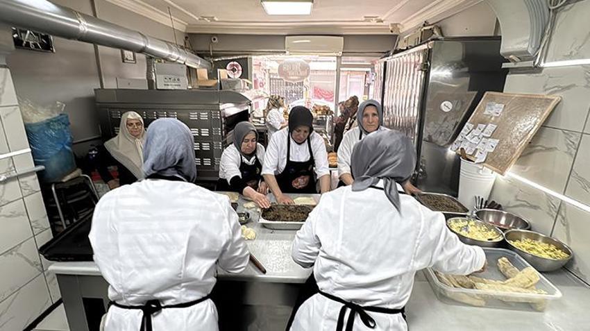 Afyonkarahisarlı kadın girişimci emeğinin karşılığını ikinci dükkanı açarak aldı! Evde üretmeye başladı şimdi 15 çalışanı var