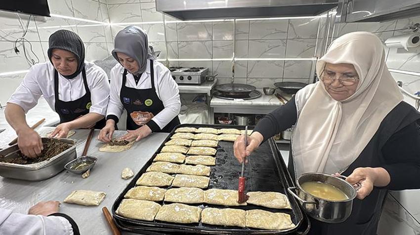 Afyonkarahisarlı kadın girişimci emeğinin karşılığını ikinci dükkanı açarak aldı! Evde üretmeye başladı şimdi 15 çalışanı var