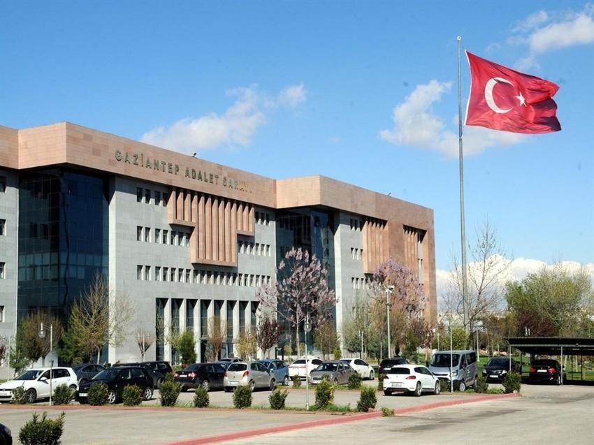 Gaziantep'te boşanma aşamasındaki eşinin yüzünü tanınmaz hale getirdi! Savcı kaldırım taşını silah sayıldığını belirtti