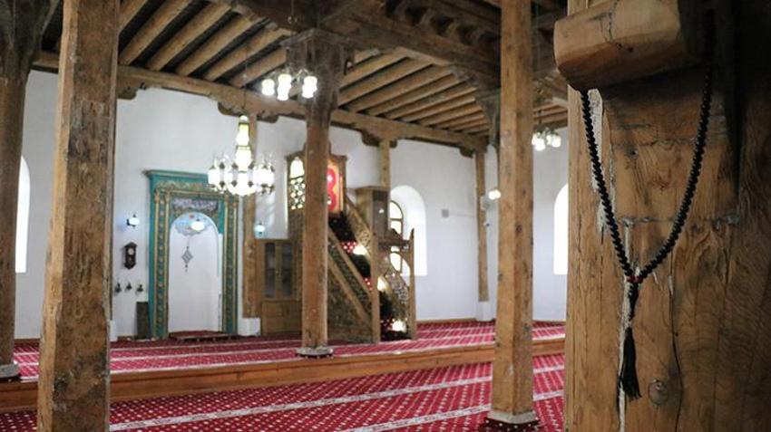 Isparta'da bu caminin yapımında tek bir çivi bile kullanılmadı: Tam 807 yıldır ayakta! 12 sütunlu dev eser görenleri büyülüyor