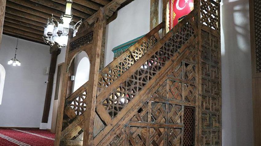 Isparta'da bu caminin yapımında tek bir çivi bile kullanılmadı: Tam 807 yıldır ayakta! 12 sütunlu dev eser görenleri büyülüyor