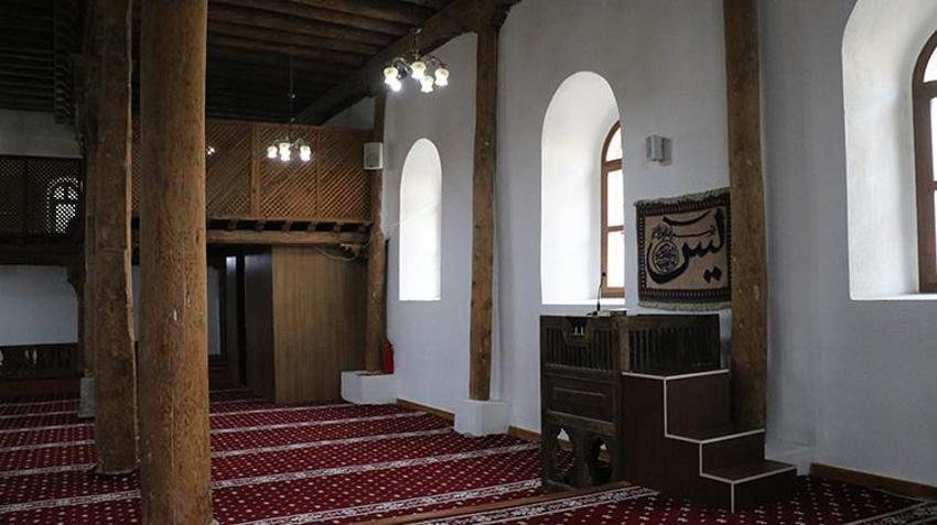 Isparta'da bu caminin yapımında tek bir çivi bile kullanılmadı: Tam 807 yıldır ayakta! 12 sütunlu dev eser görenleri büyülüyor