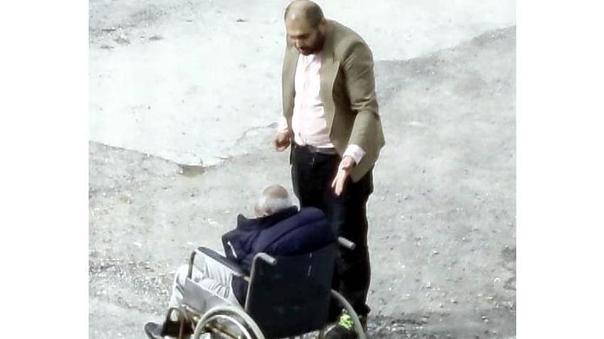 Tekerlekli sandalyedeki babasını azarladı! Mahalledeki gençler tarafından dövüldü