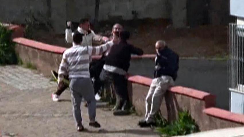 Tekerlekli sandalyedeki babasını azarladı! Mahalledeki gençler tarafından dövüldü