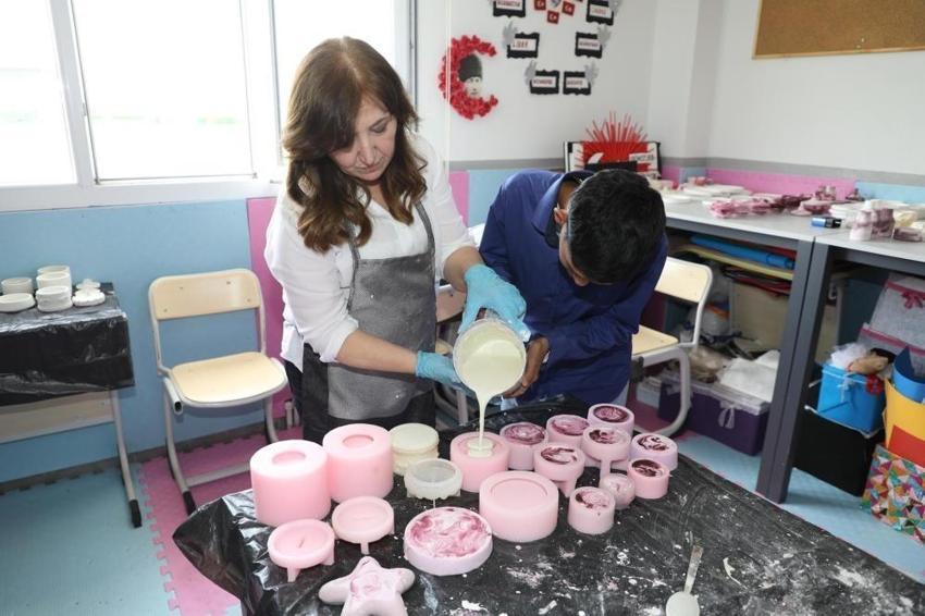 Mesir Festivali öncesi Manisa'da yürekleri ısıtan görüntü! Özel çocuklar üretti