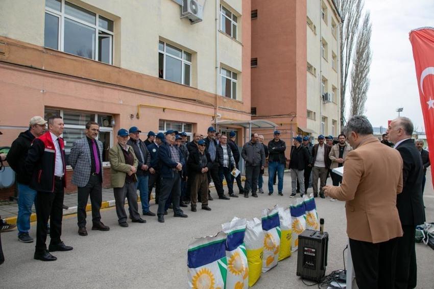Eskişehir'de destek başladı: Üreticiye dağıtıldı