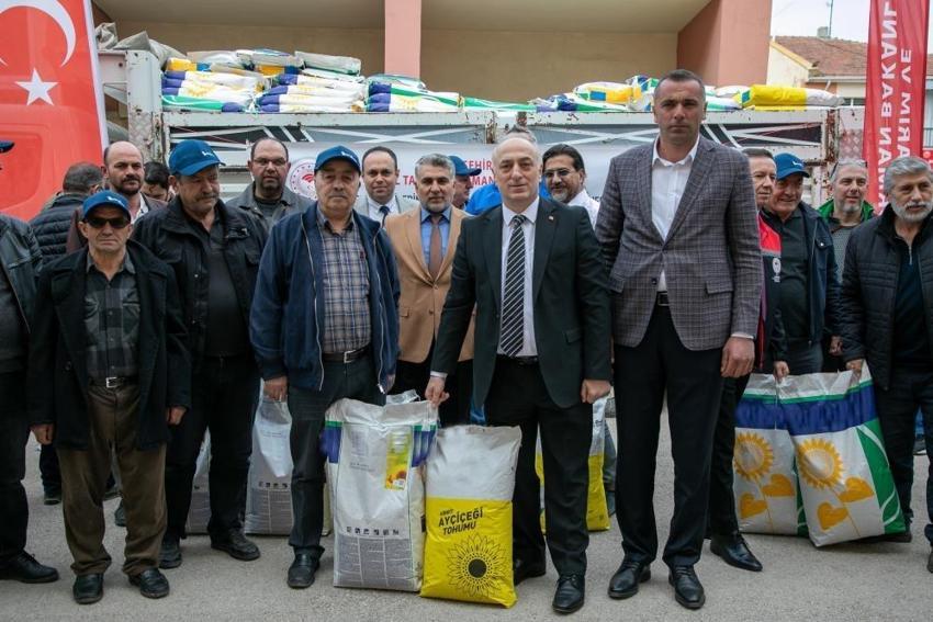 Eskişehir'de destek başladı: Üreticiye dağıtıldı