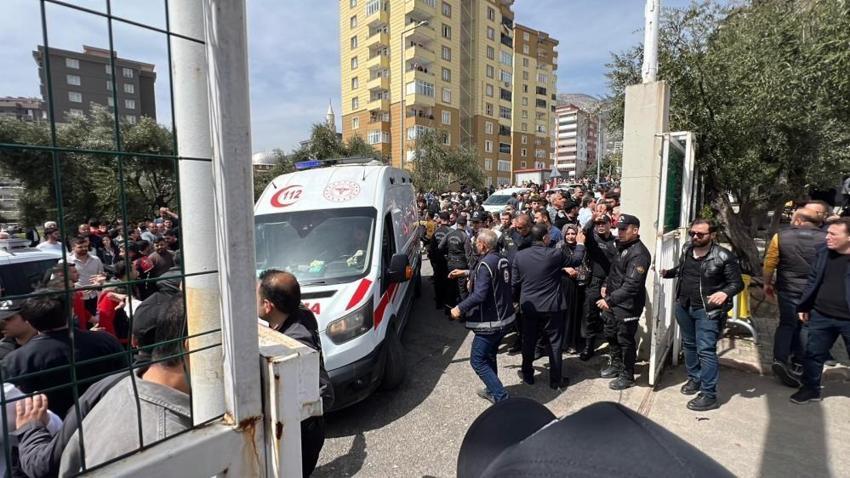 SON DAKİKA: Kahramanmaraş'ta kanlı okul baskını! 8'inci sınıf öğrencisi av tüfeğiyle saldırdı: Valilik yeni bilgileri paylaştı