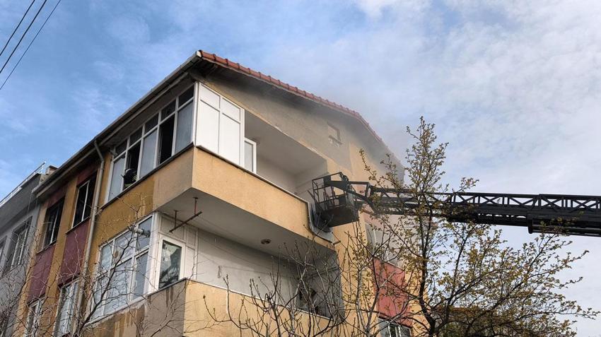 Ailesiyle oturduğu evi ateşe verdi, babasına telefon açıp söndürmesini istedi