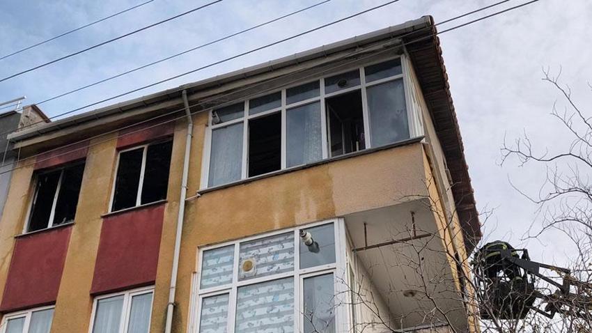 Ailesiyle oturduğu evi ateşe verdi, babasına telefon açıp söndürmesini istedi