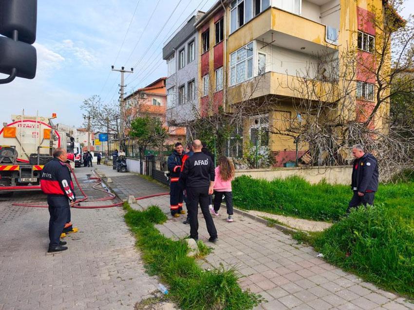 Ailesiyle oturduğu evi ateşe verdi, babasına telefon açıp söndürmesini istedi