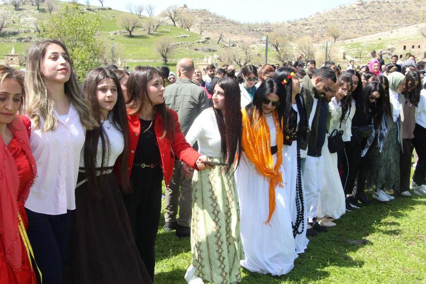 Ezidiler geleneksel 'Çarşema Sor Bayramı'nı festival havasında kutladı
