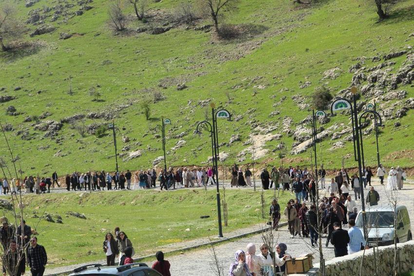 Ezidiler geleneksel 'Çarşema Sor Bayramı'nı festival havasında kutladı