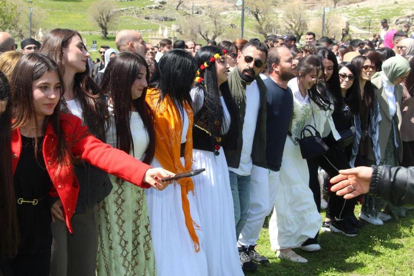 Ezidiler geleneksel 'Çarşema Sor Bayramı'nı festival havasında kutladı