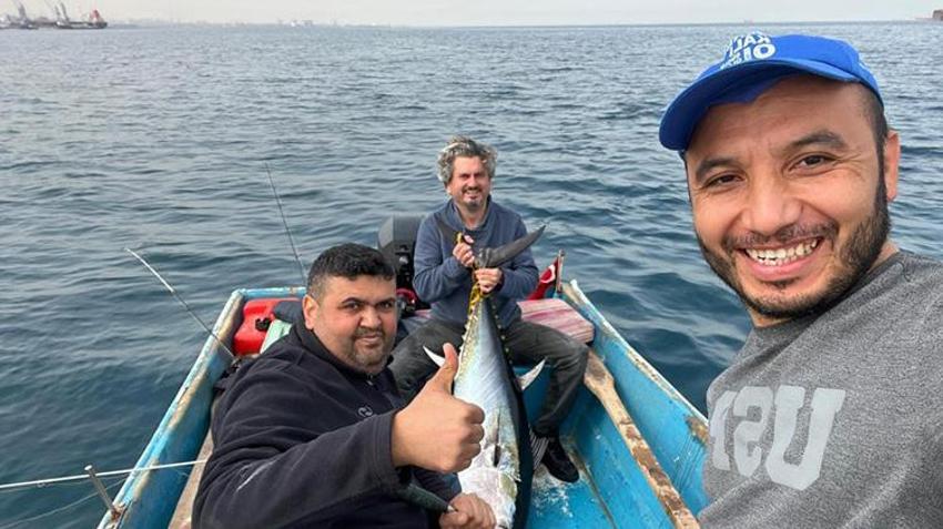 İskenderun Körfezi'nde 1 buçuk metrelik dev orkinos ağlara takıldı! 60 kilo geldi, kantar tartamadı