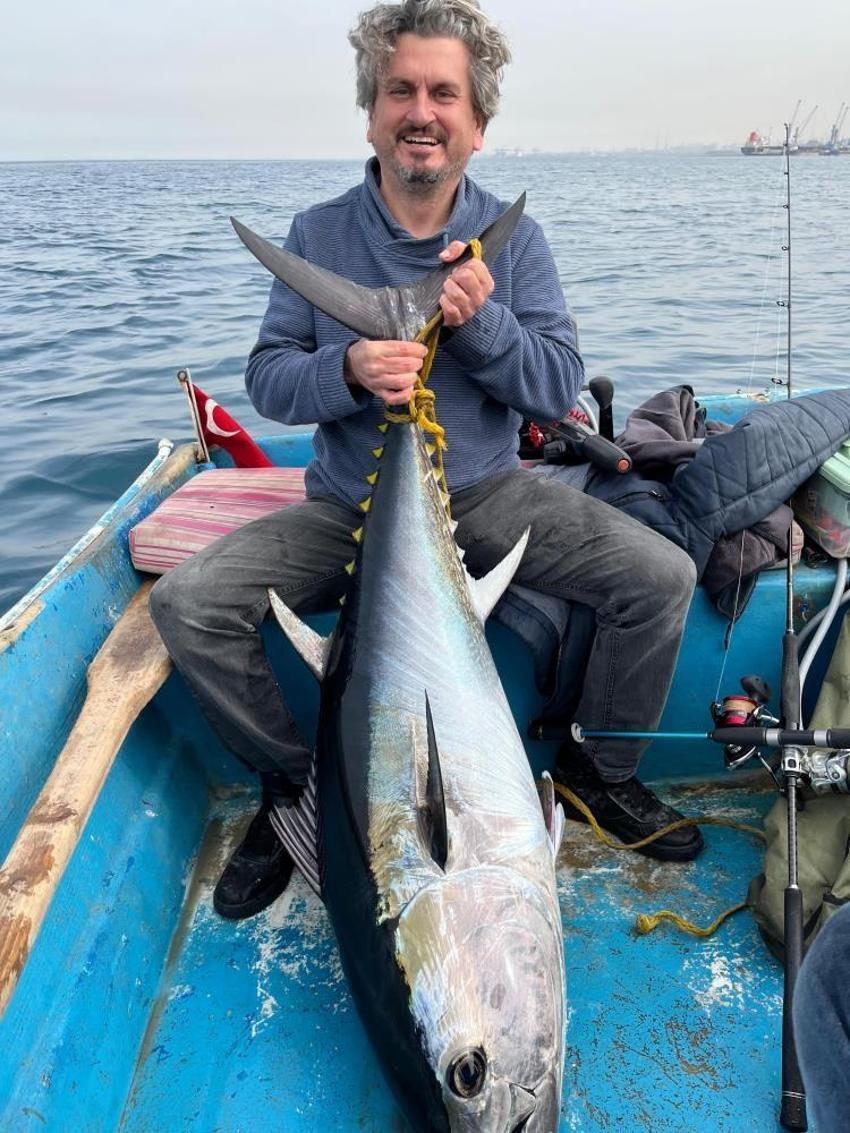 İskenderun Körfezi'nde 1 buçuk metrelik dev orkinos ağlara takıldı! 60 kilo geldi, kantar tartamadı