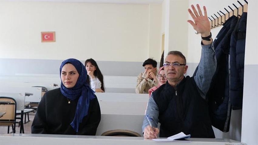 Emekli albay kışlayı bıraktı, kampüse indi: Sınıf arkadaşları torunu yaşında