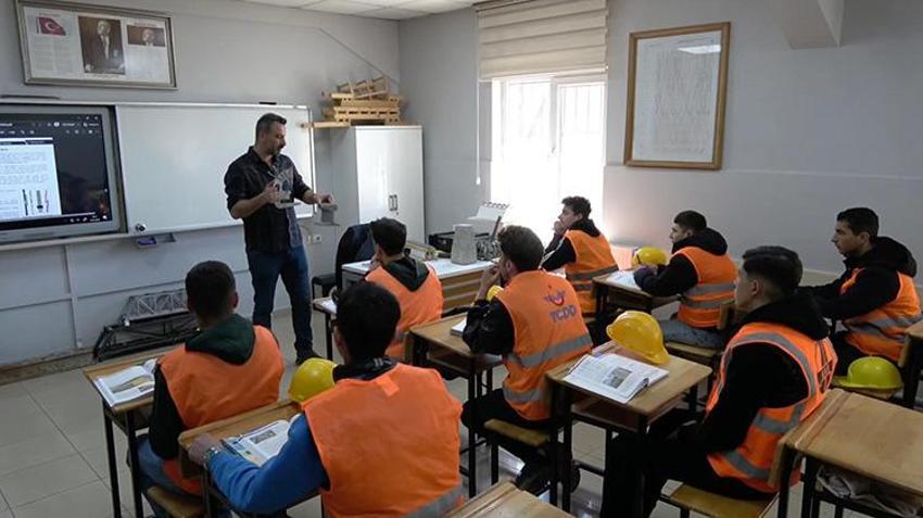 Erzincan'da tarihi tren garı eğitim alanına dönüştü: Geleceğin demir yolcuları sanalda usta oluyor!