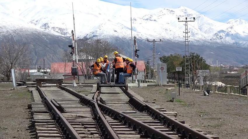 Erzincan'da tarihi tren garı eğitim alanına dönüştü: Geleceğin demir yolcuları sanalda usta oluyor!