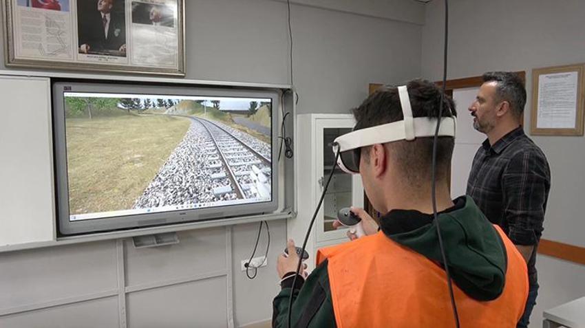 Erzincan'da tarihi tren garı eğitim alanına dönüştü: Geleceğin demir yolcuları sanalda usta oluyor!