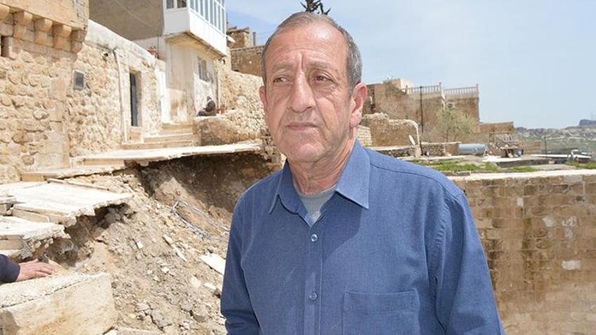Mardin'de mahalle sakinleri büyük gürültüyle uyandı! Artuklu'da duvarlar çöktü, yollar yarıldı: Tarihi mahallede dev onarım başladı