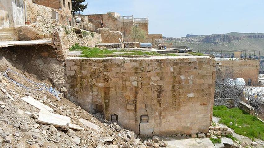 Mardin'de mahalle sakinleri büyük gürültüyle uyandı! Artuklu'da duvarlar çöktü, yollar yarıldı: Tarihi mahallede dev onarım başladı