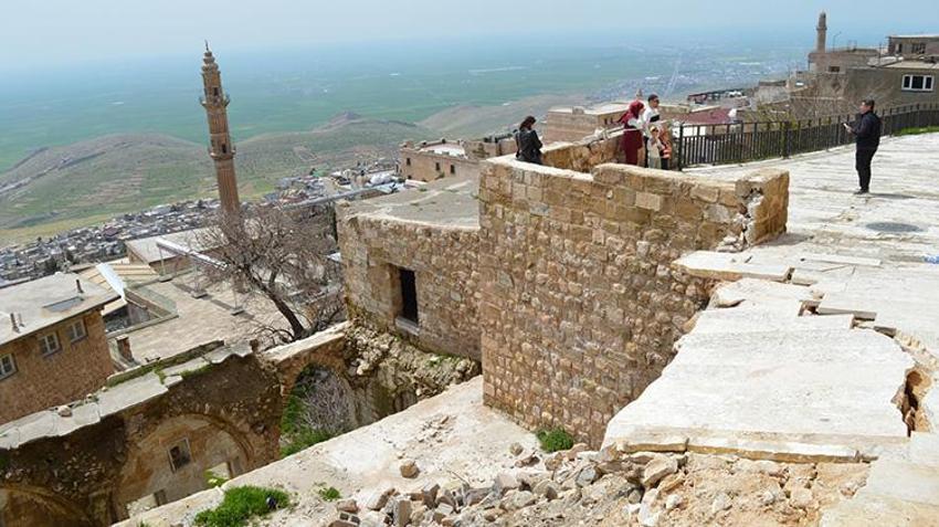 Mardin'de mahalle sakinleri büyük gürültüyle uyandı! Artuklu'da duvarlar çöktü, yollar yarıldı: Tarihi mahallede dev onarım başladı