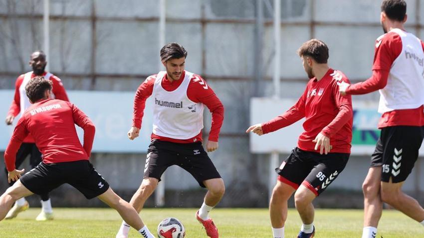 Sivasspor’a Rey Manaj müjdesi! İsmet Taşdemir'in istediği oldu