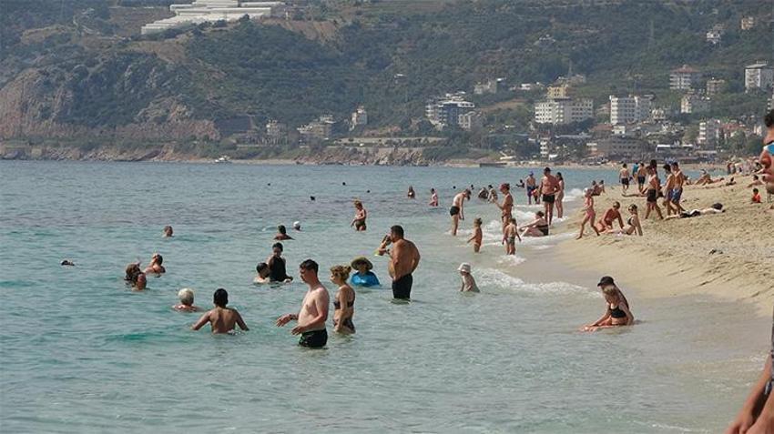 Türkiye bahara hasret kalırken Antalya'ya yaz erken geldi! Deniz suyu 20 dereceye çıktı, herkes plajlara akın etti