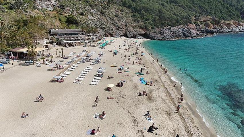 Türkiye bahara hasret kalırken Antalya'ya yaz erken geldi! Deniz suyu 20 dereceye çıktı, herkes plajlara akın etti
