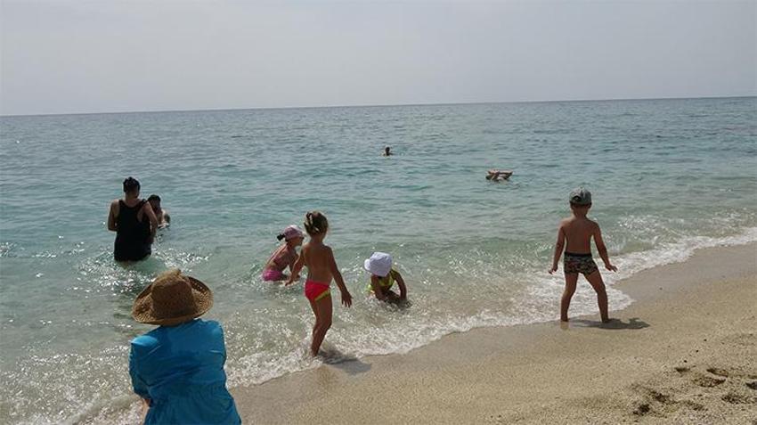 Türkiye bahara hasret kalırken Antalya'ya yaz erken geldi! Deniz suyu 20 dereceye çıktı, herkes plajlara akın etti