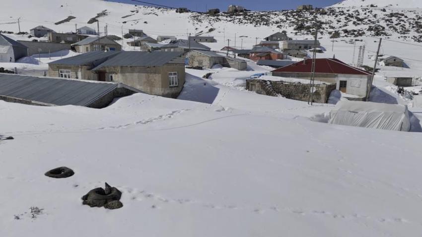 Bitlis'te evler adeta kara gömüldü! Nisan ortasında 3 metreyi buldu