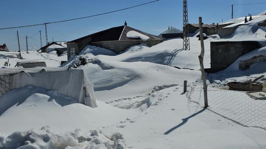 Bitlis'te evler adeta kara gömüldü! Nisan ortasında 3 metreyi buldu