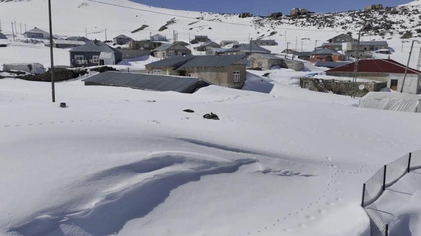 Bitlis'te evler adeta kara gömüldü! Nisan ortasında 3 metreyi buldu