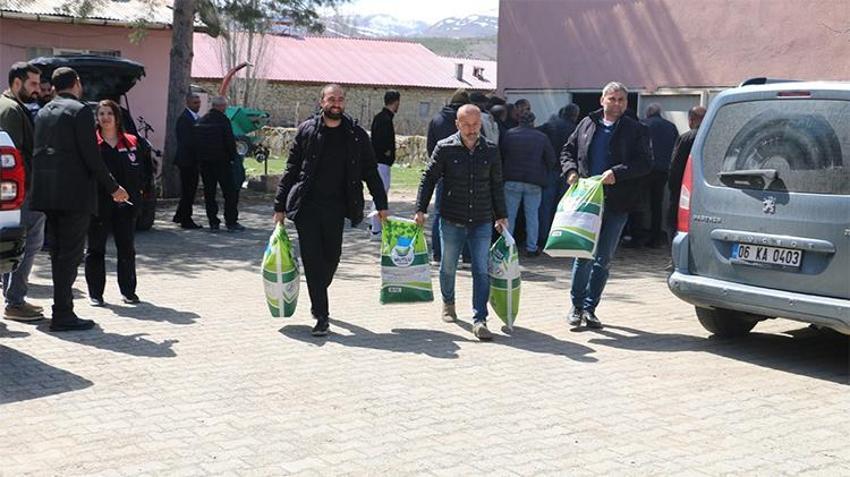 Çiftçiye dev destek! Tarım ve hayvancılığın kalbinde üretim şahlanıyor: 10 ton bedava dağıtıldı