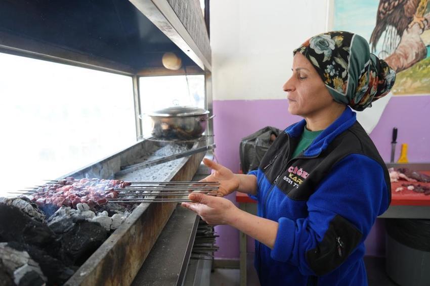 Eşinin teklifiyle hayatı değişti! Ev hanımıydı, şimdi Gaziantep'in tek kadın ustası oldu: Kapısında sıra oluyor
