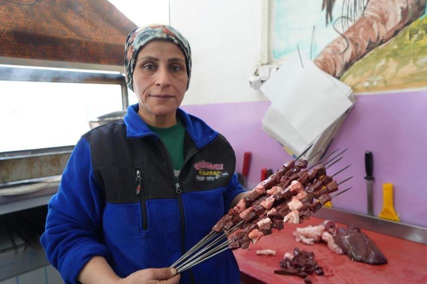 Eşinin teklifiyle hayatı değişti! Ev hanımıydı, şimdi Gaziantep'in tek kadın ustası oldu: Kapısında sıra oluyor