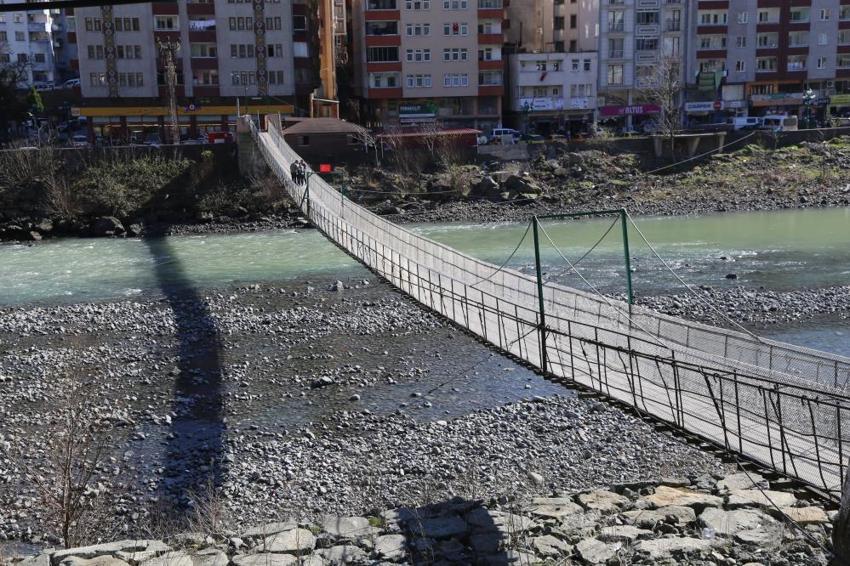 Karadeniz'in en uzun asma köprüsü Artvin'de: 105 metrelik köprüde yürümek yürek istiyor!