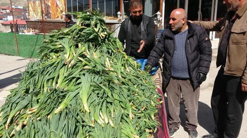 Kilometlerce yol yürüyüp binbir güçlükle topluyorlar! Birçok ailenin geçim kaynağı oldu! Yok satıyor