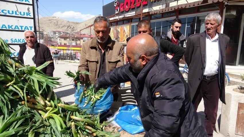 Kilometlerce yol yürüyüp binbir güçlükle topluyorlar! Birçok ailenin geçim kaynağı oldu! Yok satıyor
