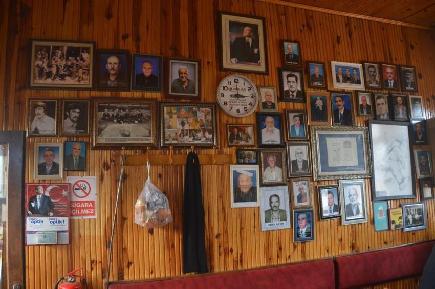 Bu kıraathanede ölen müşteriler yaşatılıyor!