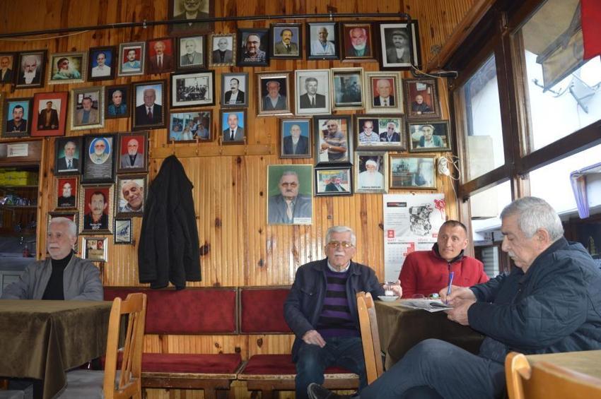 Bu kıraathanede ölen müşteriler yaşatılıyor!