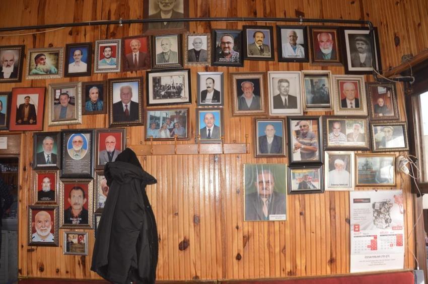 Bu kıraathanede ölen müşteriler yaşatılıyor!
