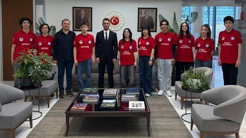 Okyanus ötesinde dev başarı: Bursalı gençler New York’un kalbinde Türk bayrağını dalgalandırdı!