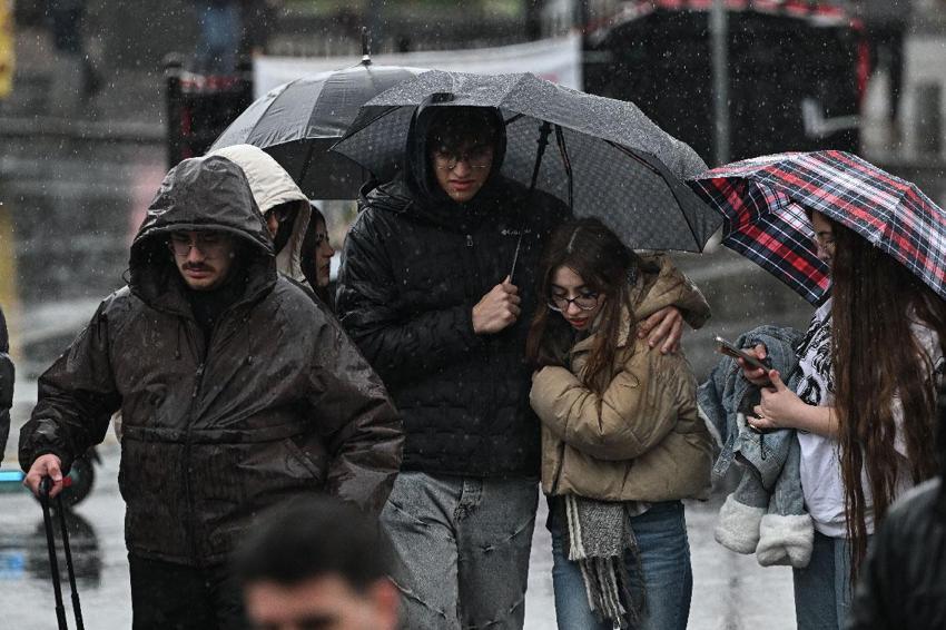 Sıcaklıklar düşüyor sağanak yağış ve fırtına kuvvetli geliyor! Meteoroloji ve İçişleri Bakanlığı sarı ve turuncu alarm verdi