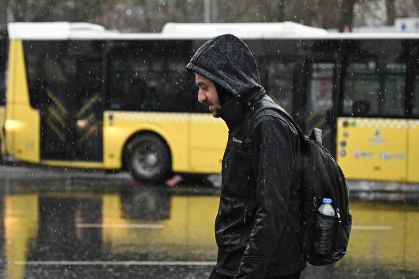 Sıcaklıklar düşüyor sağanak yağış ve fırtına kuvvetli geliyor! Meteoroloji ve İçişleri Bakanlığı sarı ve turuncu alarm verdi