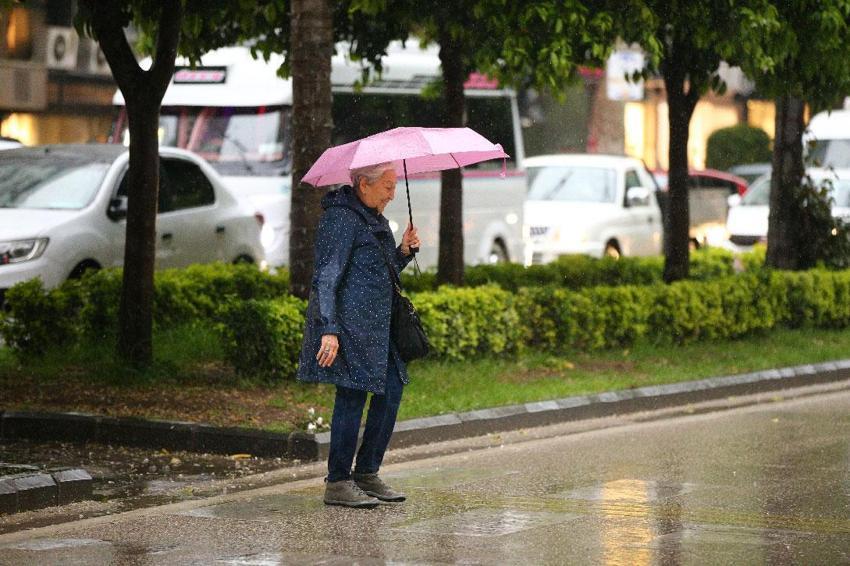 Sıcaklıklar düşüyor sağanak yağış ve fırtına kuvvetli geliyor! Meteoroloji ve İçişleri Bakanlığı sarı ve turuncu alarm verdi