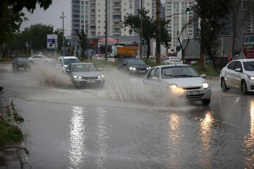 Sıcaklıklar düşüyor sağanak yağış ve fırtına kuvvetli geliyor! Meteoroloji ve İçişleri Bakanlığı sarı ve turuncu alarm verdi